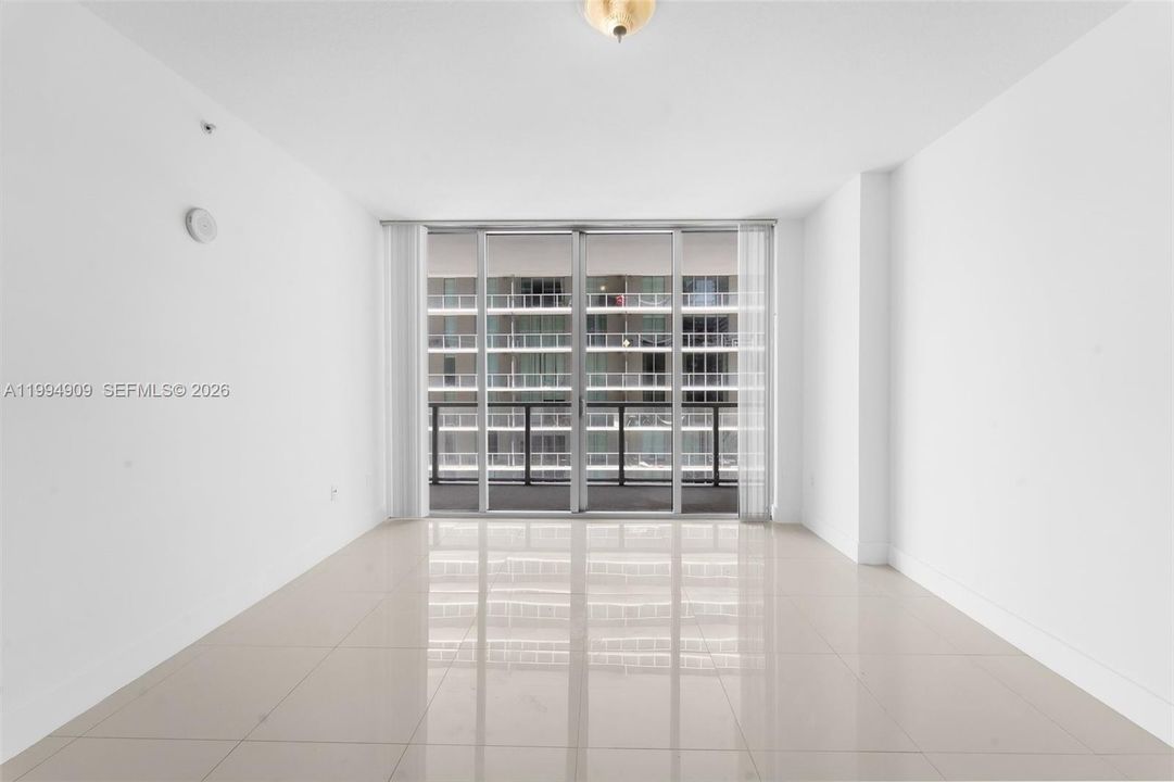 For Rent: $3,000 (1 beds, 1 baths, 707 Square Feet)