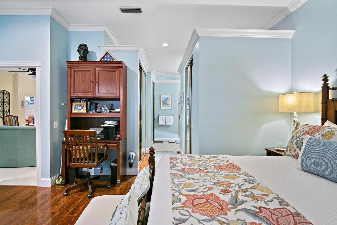 8c. Master with office nook