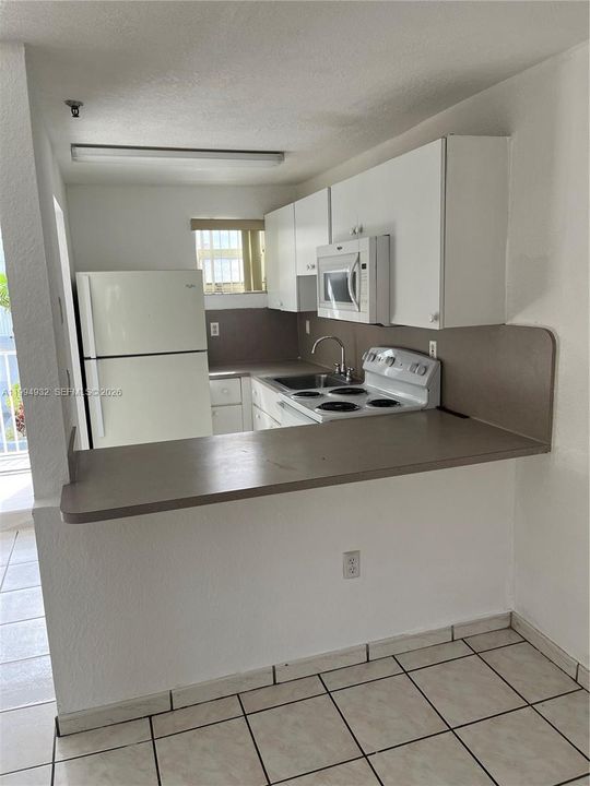 В аренду: $2,300 (2 спален, 1 ванн, 868 Квадратных фут)