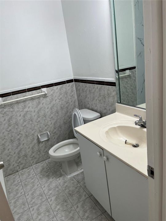 В аренду: $2,300 (2 спален, 1 ванн, 868 Квадратных фут)