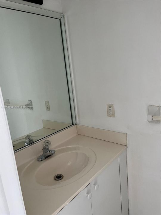 В аренду: $2,300 (2 спален, 1 ванн, 868 Квадратных фут)