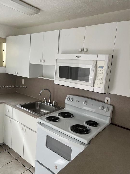 В аренду: $2,300 (2 спален, 1 ванн, 868 Квадратных фут)