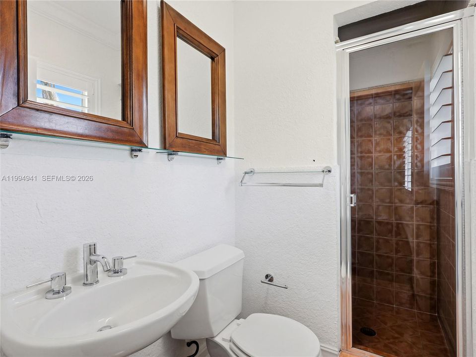 Activo con contrato: $2,000,000 (5 camas, 4 baños, 2458 Pies cuadrados)