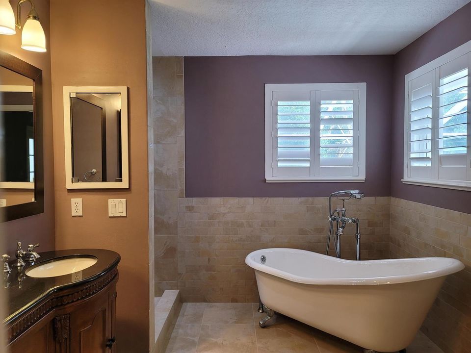 SLIPPER TUB IN MASTER BATHROOM