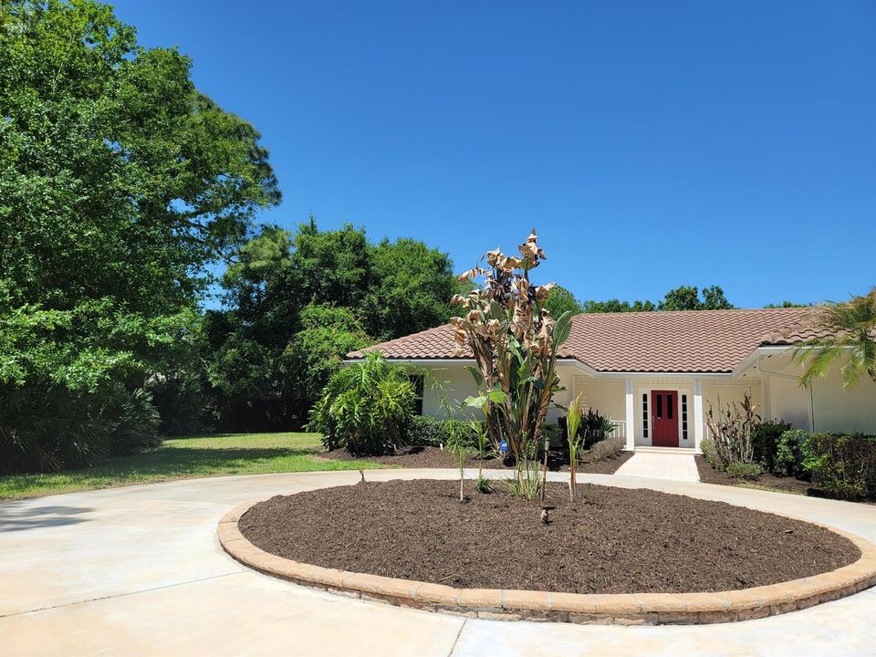 CIRCULAR DRIVEWAY