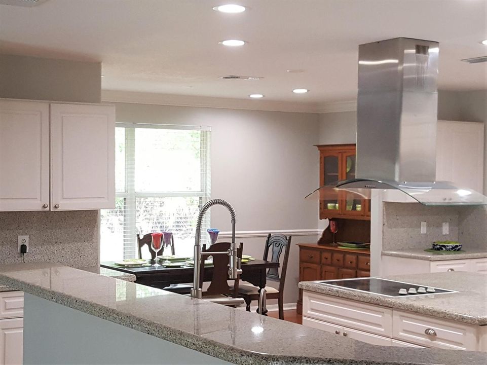 EAT-IN KITCHEN
