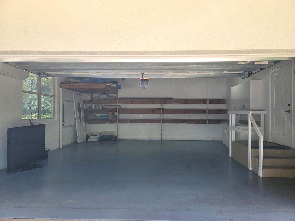 LARGE AIR-CONDITIONED GARAGE