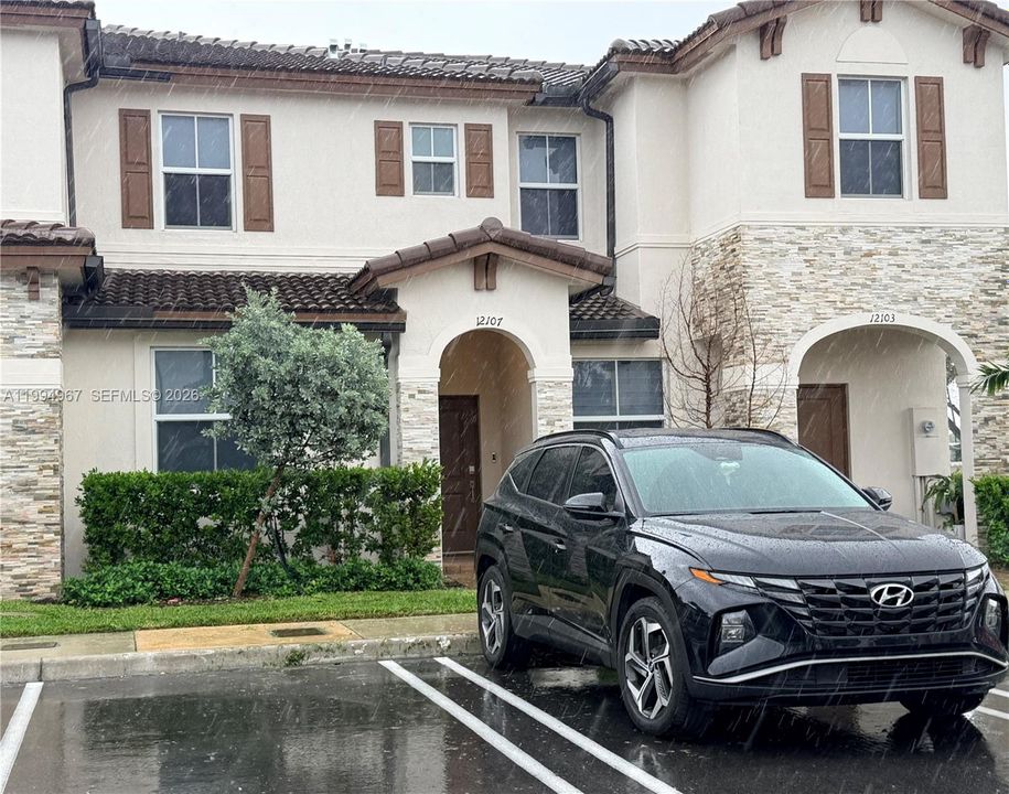 Active With Contract: $2,950 (3 beds, 3 baths, 1328 Square Feet)