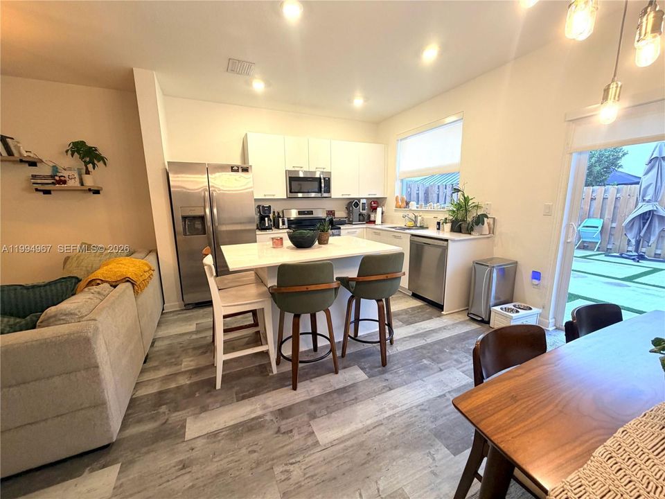 Active With Contract: $2,950 (3 beds, 3 baths, 1328 Square Feet)
