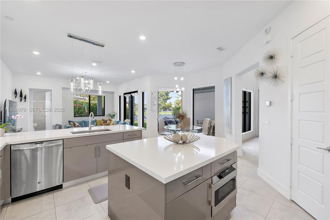 En Venta: $1,755,000 (6 camas, 6 baños, 4622 Pies cuadrados)