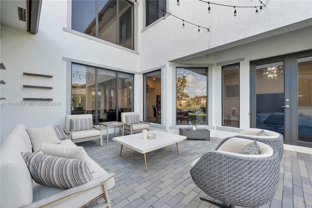 En Venta: $1,755,000 (6 camas, 6 baños, 4622 Pies cuadrados)