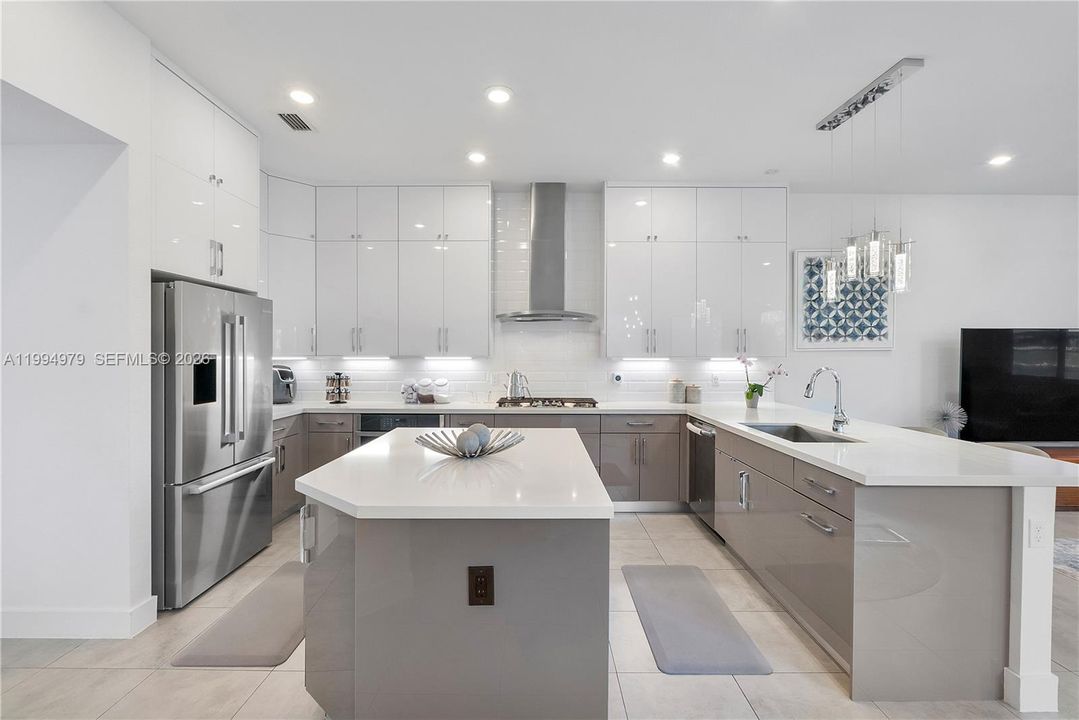 En Venta: $1,755,000 (6 camas, 6 baños, 4622 Pies cuadrados)