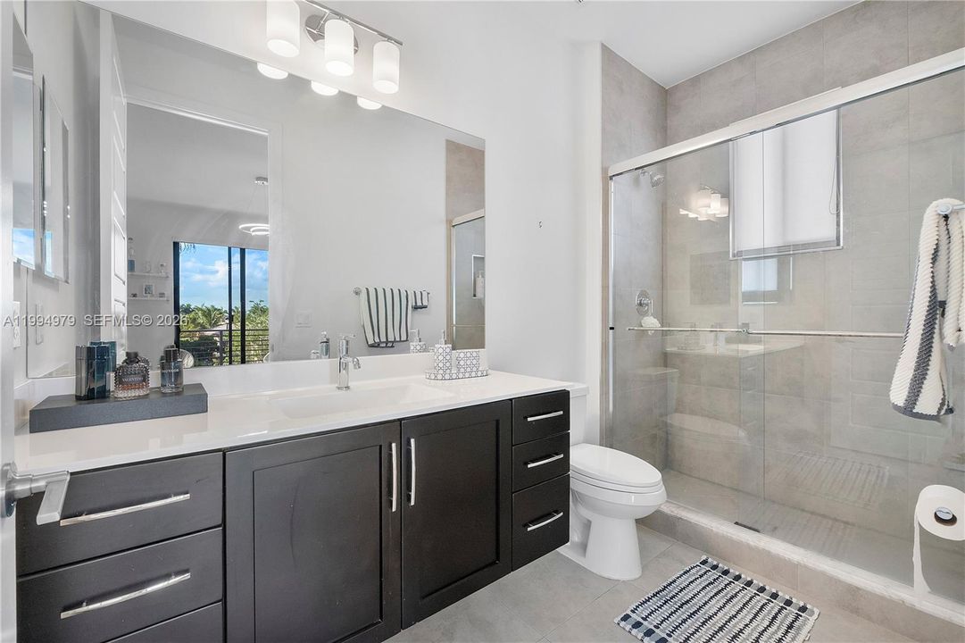 En Venta: $1,755,000 (6 camas, 6 baños, 4622 Pies cuadrados)