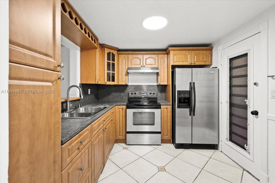 Под контрактом: $2,000 (2 спален, 2 ванн, 1260 Квадратных фут)
