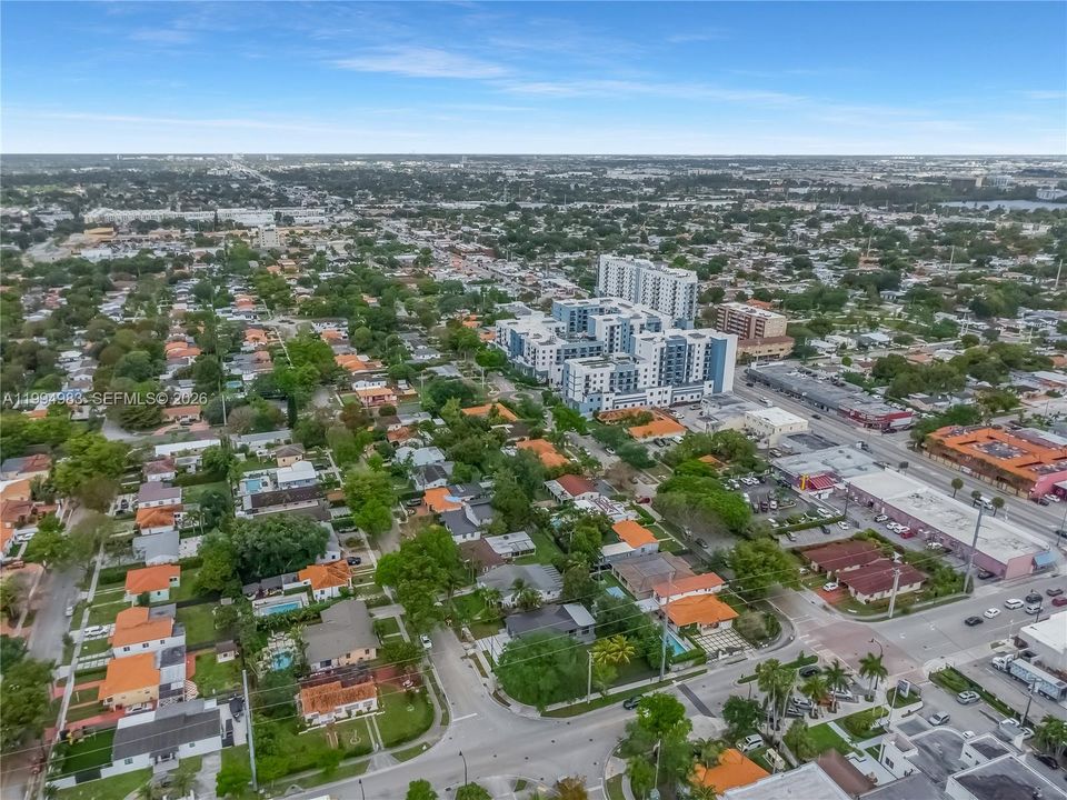 На продажу: $1,385,000 (4 спален, 2 ванн, 2035 Квадратных фут)