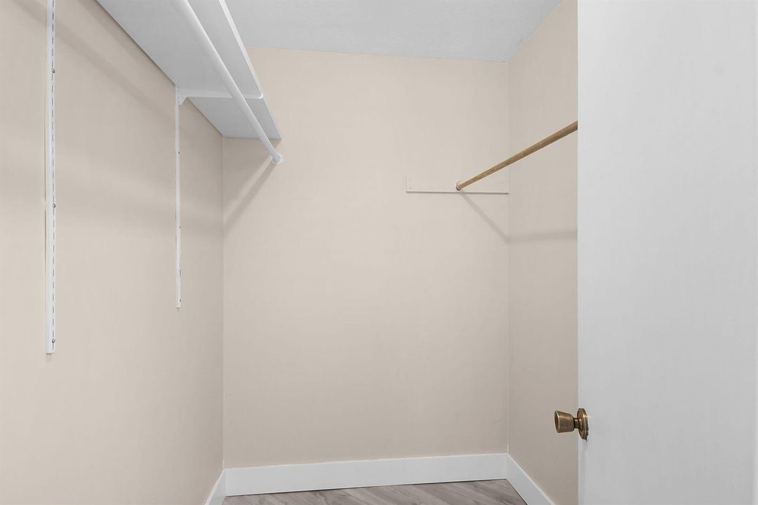 WALK-IN CLOSET