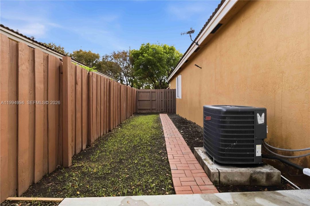Active With Contract: $340,000 (3 beds, 2 baths, 1189 Square Feet)