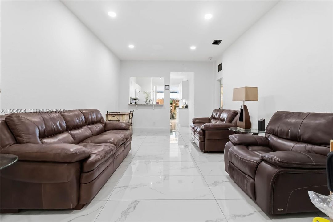 Active With Contract: $340,000 (3 beds, 2 baths, 1189 Square Feet)