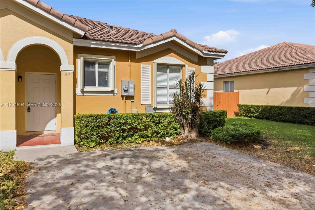 Active With Contract: $340,000 (3 beds, 2 baths, 1189 Square Feet)