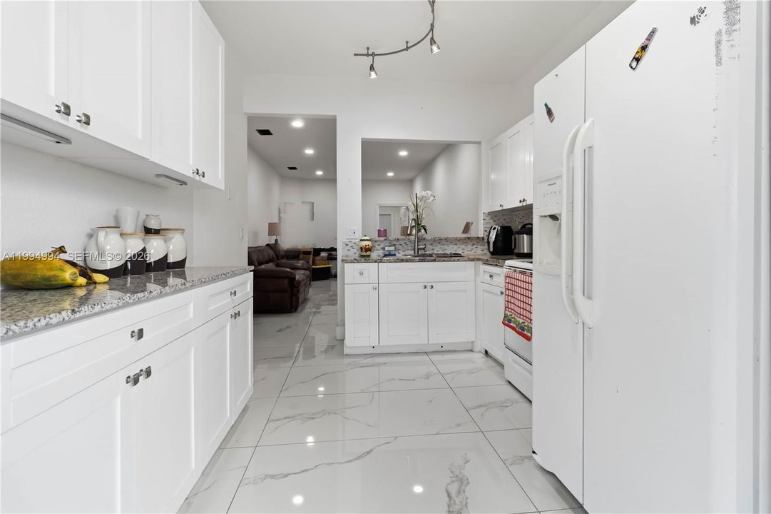 Active With Contract: $340,000 (3 beds, 2 baths, 1189 Square Feet)