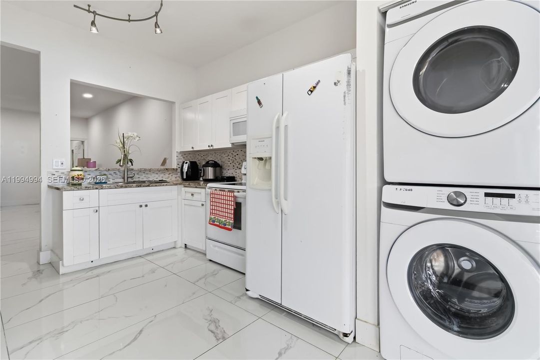 Active With Contract: $340,000 (3 beds, 2 baths, 1189 Square Feet)