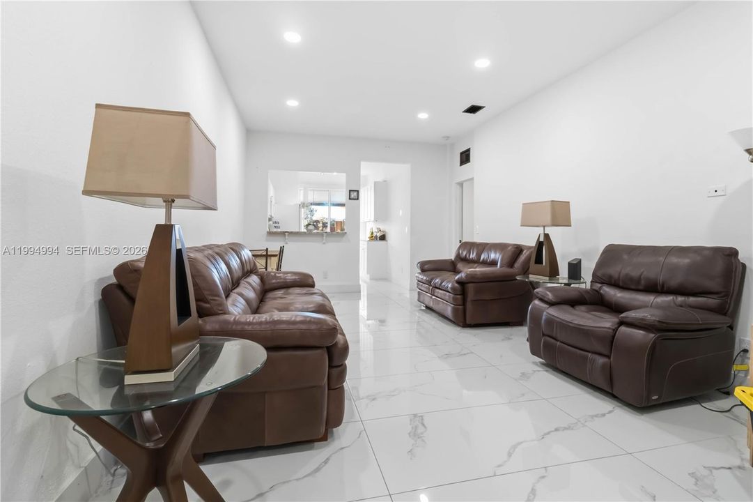 Active With Contract: $340,000 (3 beds, 2 baths, 1189 Square Feet)