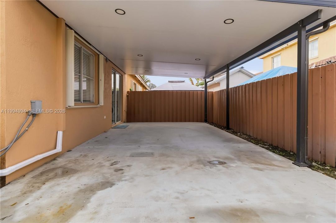 Active With Contract: $340,000 (3 beds, 2 baths, 1189 Square Feet)