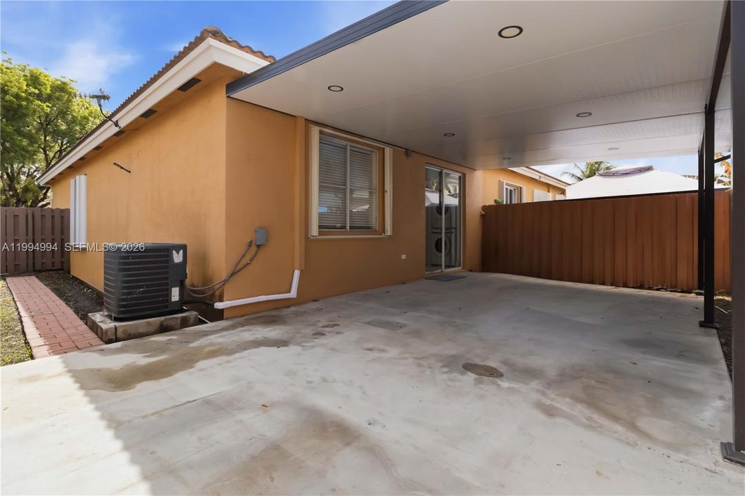 Active With Contract: $340,000 (3 beds, 2 baths, 1189 Square Feet)