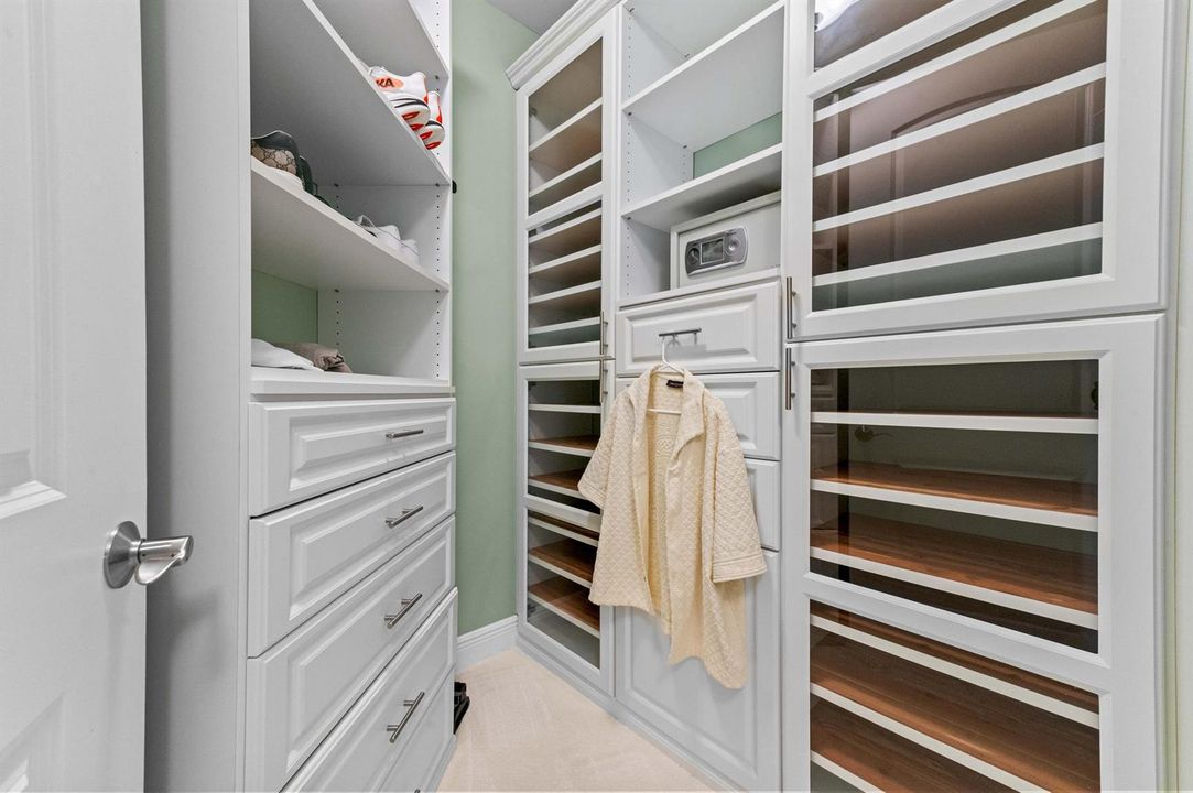 12 Closet 01