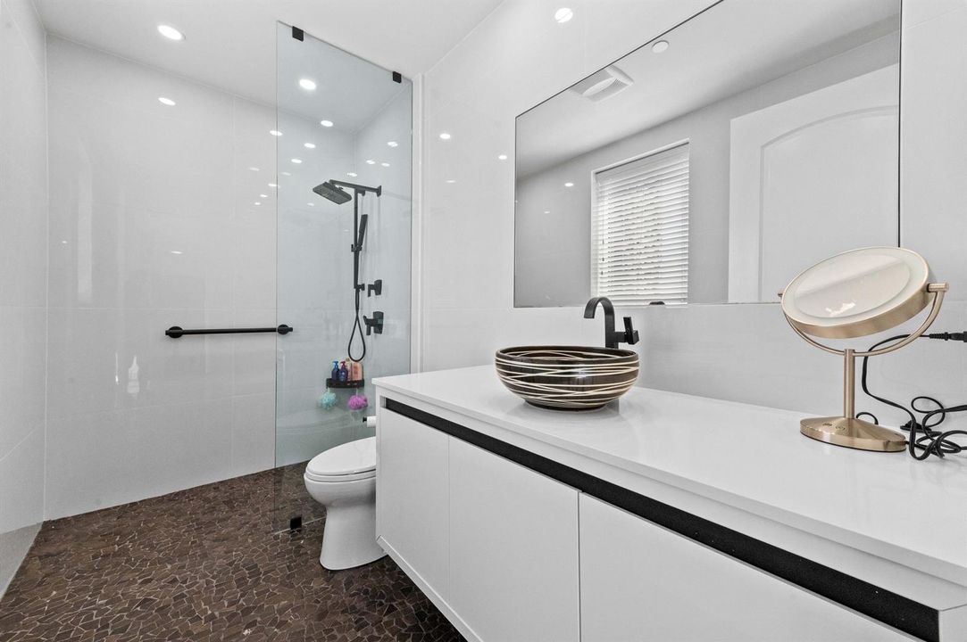 05 Bathroom 01