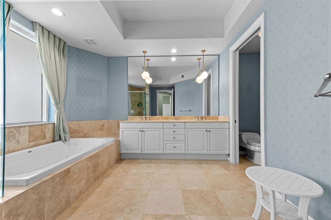 14 Bathroom 02