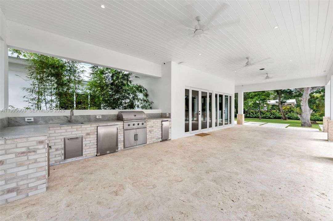 outdoor kitchen,barbecue ,refig ,sink