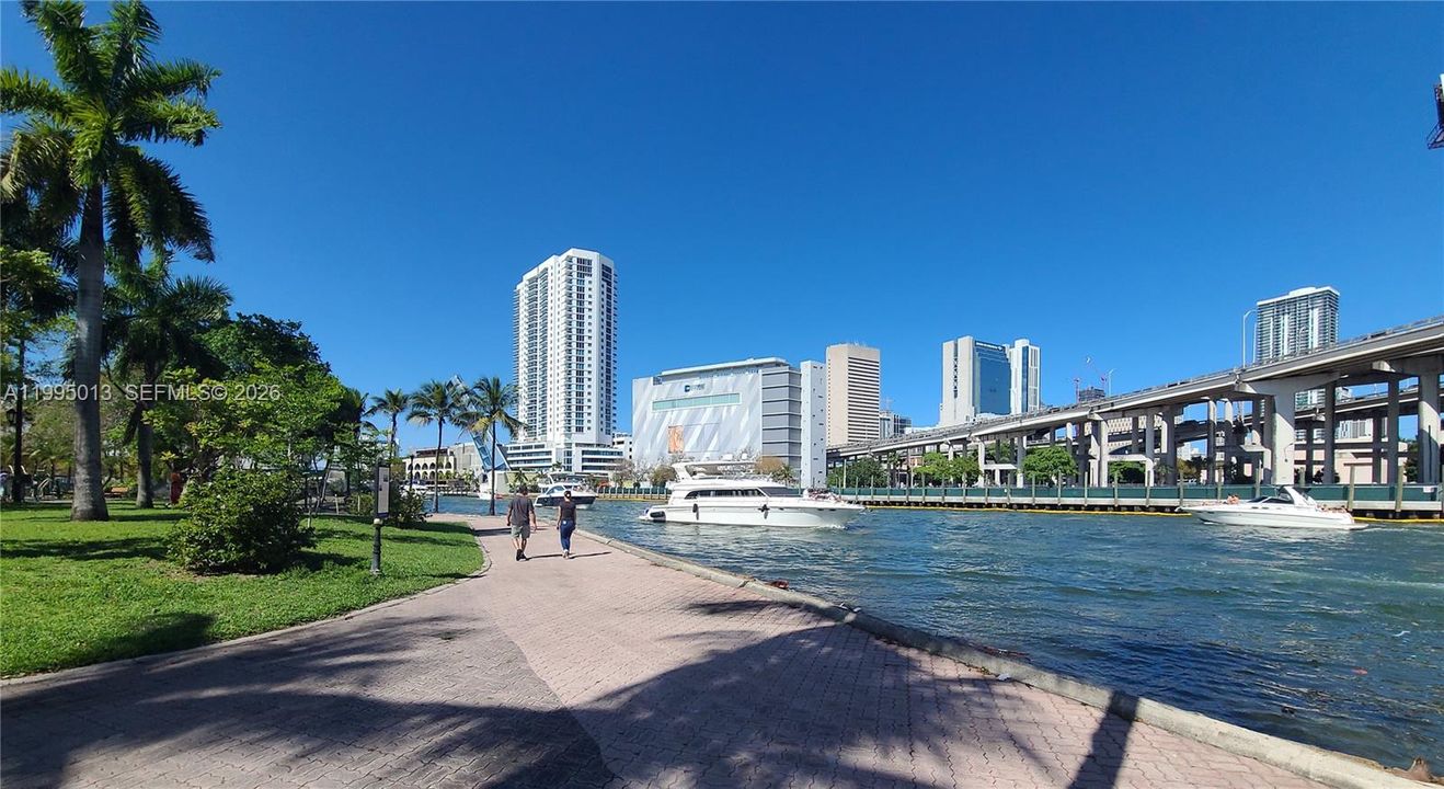 На продажу: $249,900 (2 спален, 1 ванн, 707 Квадратных фут)