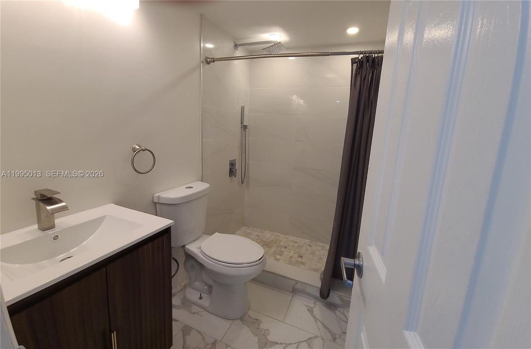 На продажу: $249,900 (2 спален, 1 ванн, 707 Квадратных фут)