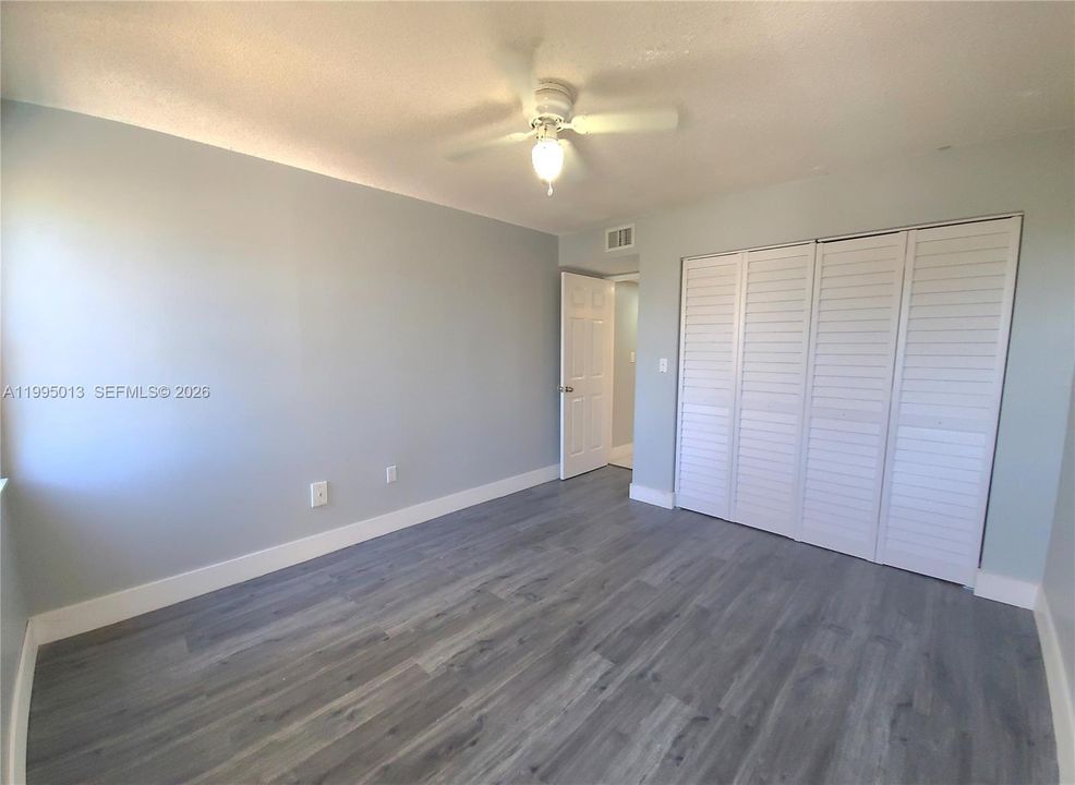 На продажу: $249,900 (2 спален, 1 ванн, 707 Квадратных фут)