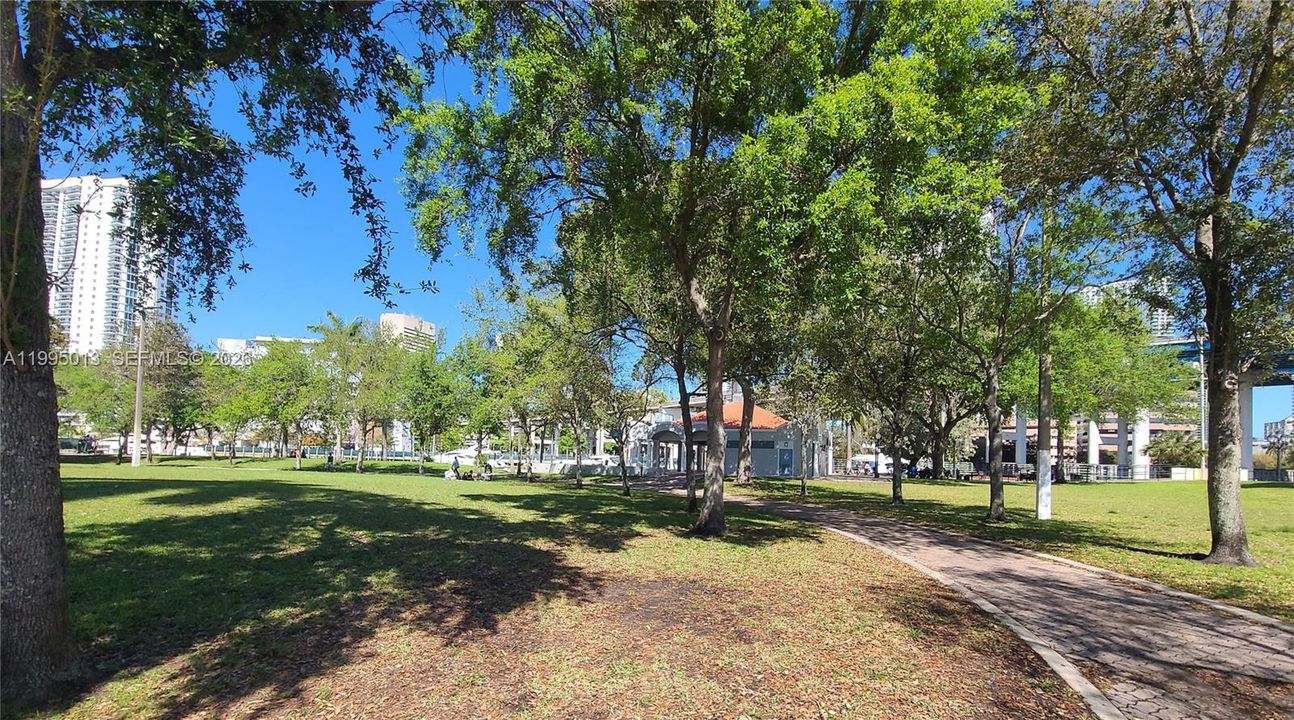 На продажу: $249,900 (2 спален, 1 ванн, 707 Квадратных фут)