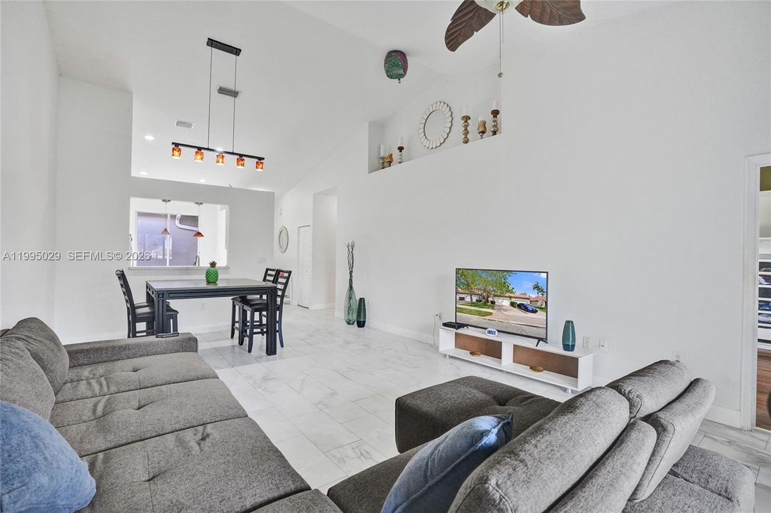 For Sale: $405,000 (2 beds, 2 baths, 1320 Square Feet)