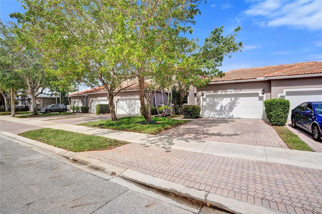 For Sale: $405,000 (2 beds, 2 baths, 1320 Square Feet)