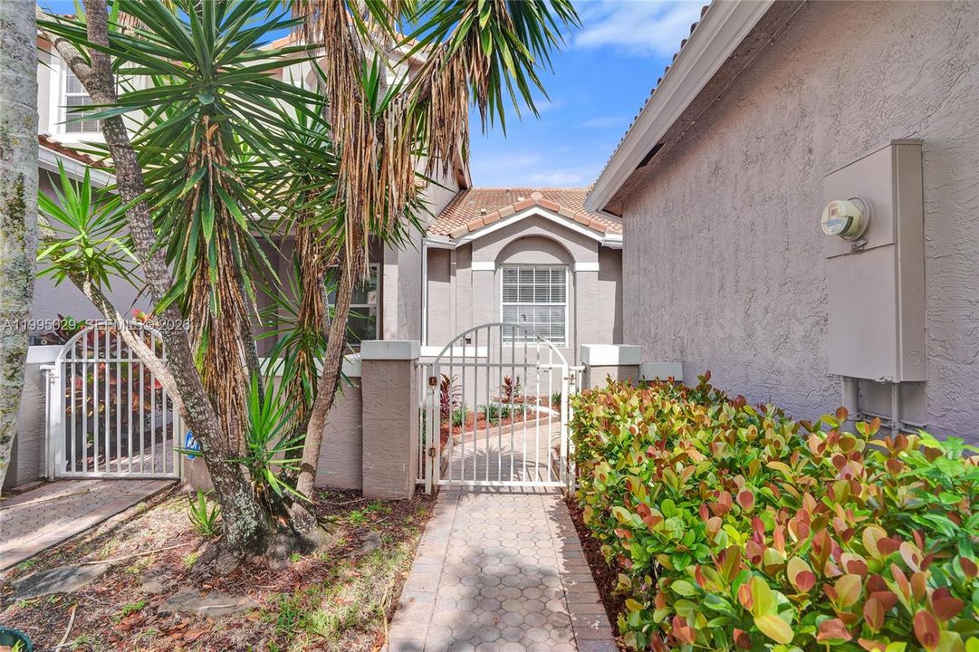 For Sale: $405,000 (2 beds, 2 baths, 1320 Square Feet)