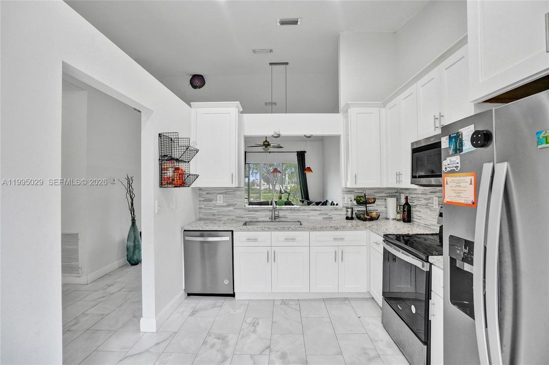 For Sale: $405,000 (2 beds, 2 baths, 1320 Square Feet)