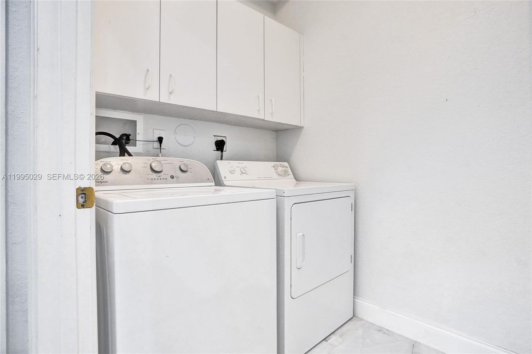 For Sale: $405,000 (2 beds, 2 baths, 1320 Square Feet)