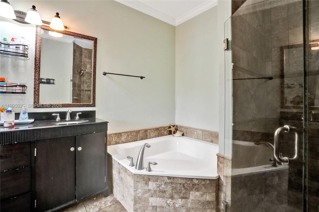 For Sale: $405,000 (2 beds, 2 baths, 1320 Square Feet)