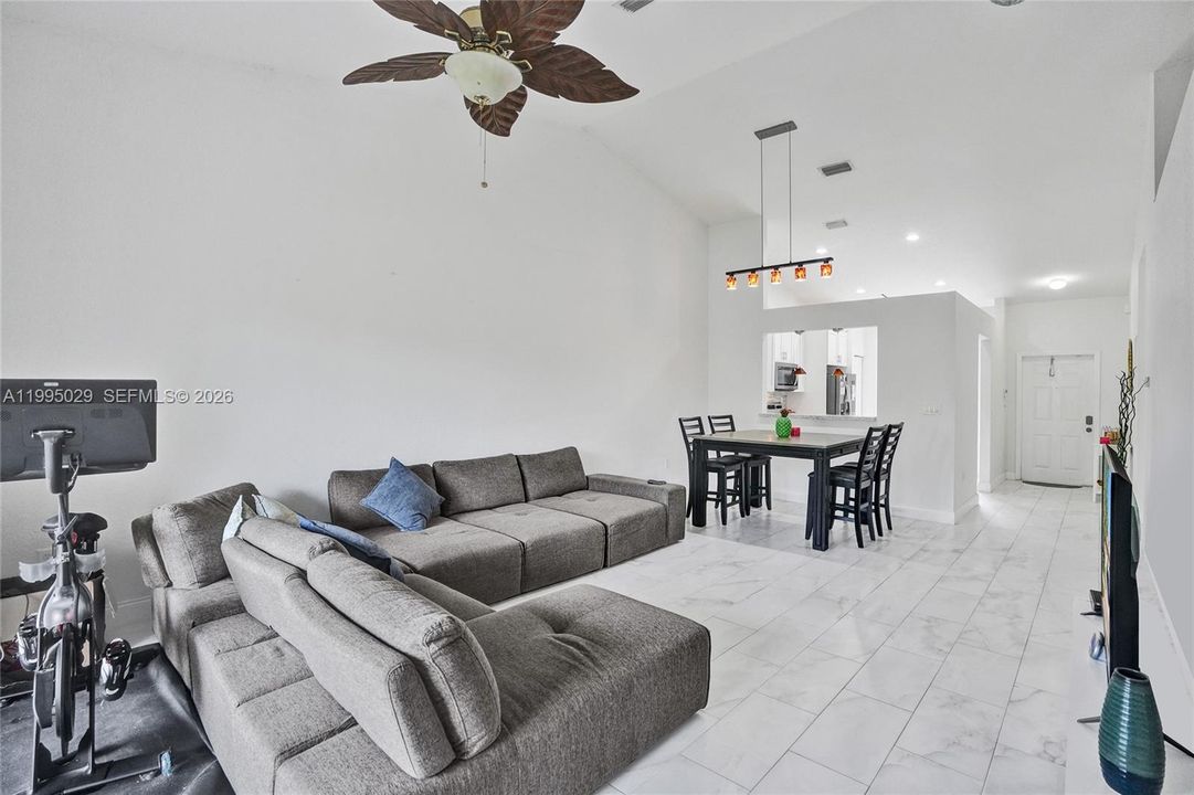 For Sale: $405,000 (2 beds, 2 baths, 1320 Square Feet)