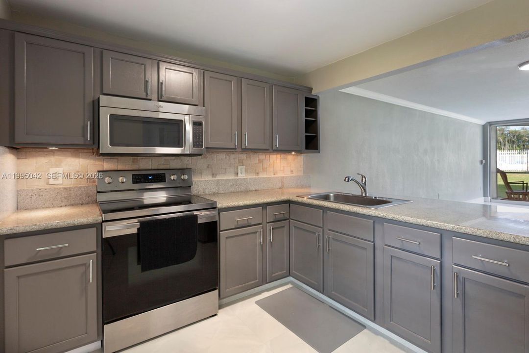 En Venta: $215,000 (1 camas, 1 baños, 898 Pies cuadrados)