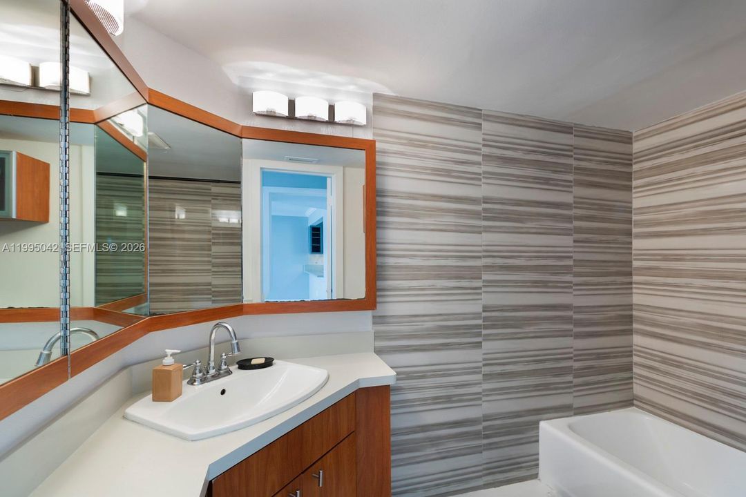 En Venta: $215,000 (1 camas, 1 baños, 898 Pies cuadrados)