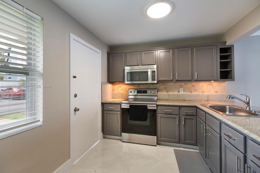 En Venta: $215,000 (1 camas, 1 baños, 898 Pies cuadrados)