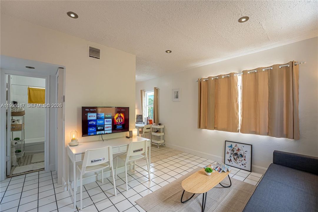 Active With Contract: $449,900 (2 beds, 2 baths, 1008 Square Feet)