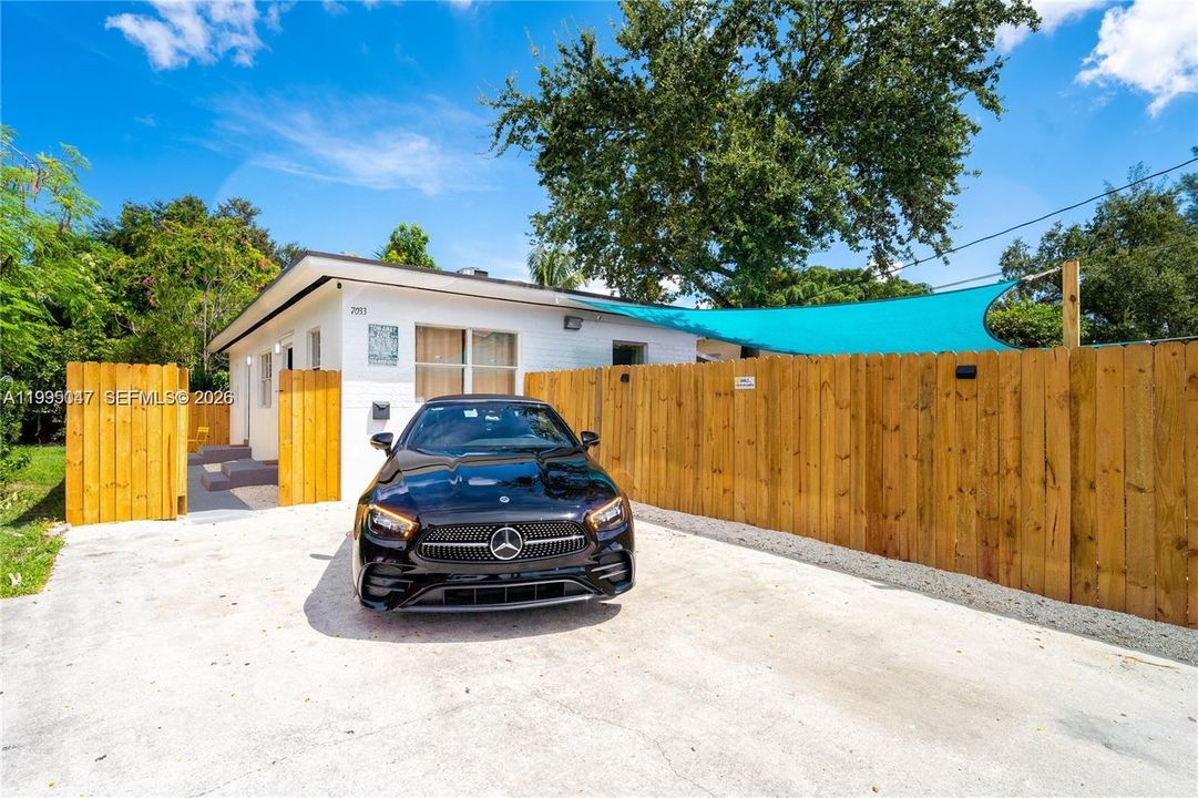 Active With Contract: $449,900 (2 beds, 2 baths, 1008 Square Feet)