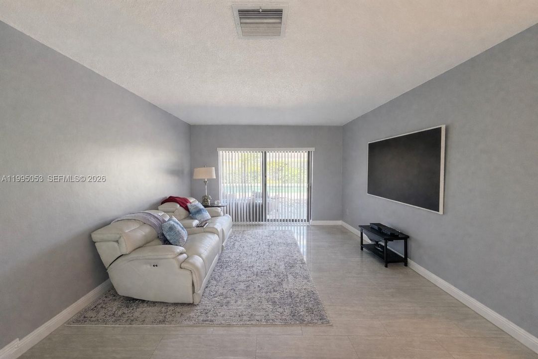 Activo con contrato: $640,000 (3 camas, 2 baños, 1724 Pies cuadrados)