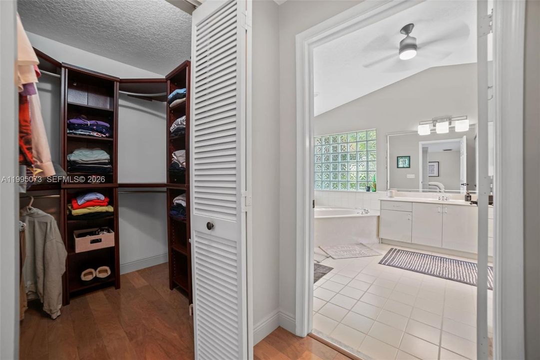 Vendido Recientemente: $1,199,000 (4 camas, 2 baños, 2803 Pies cuadrados)